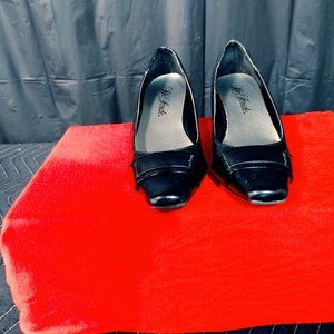 black low pumps